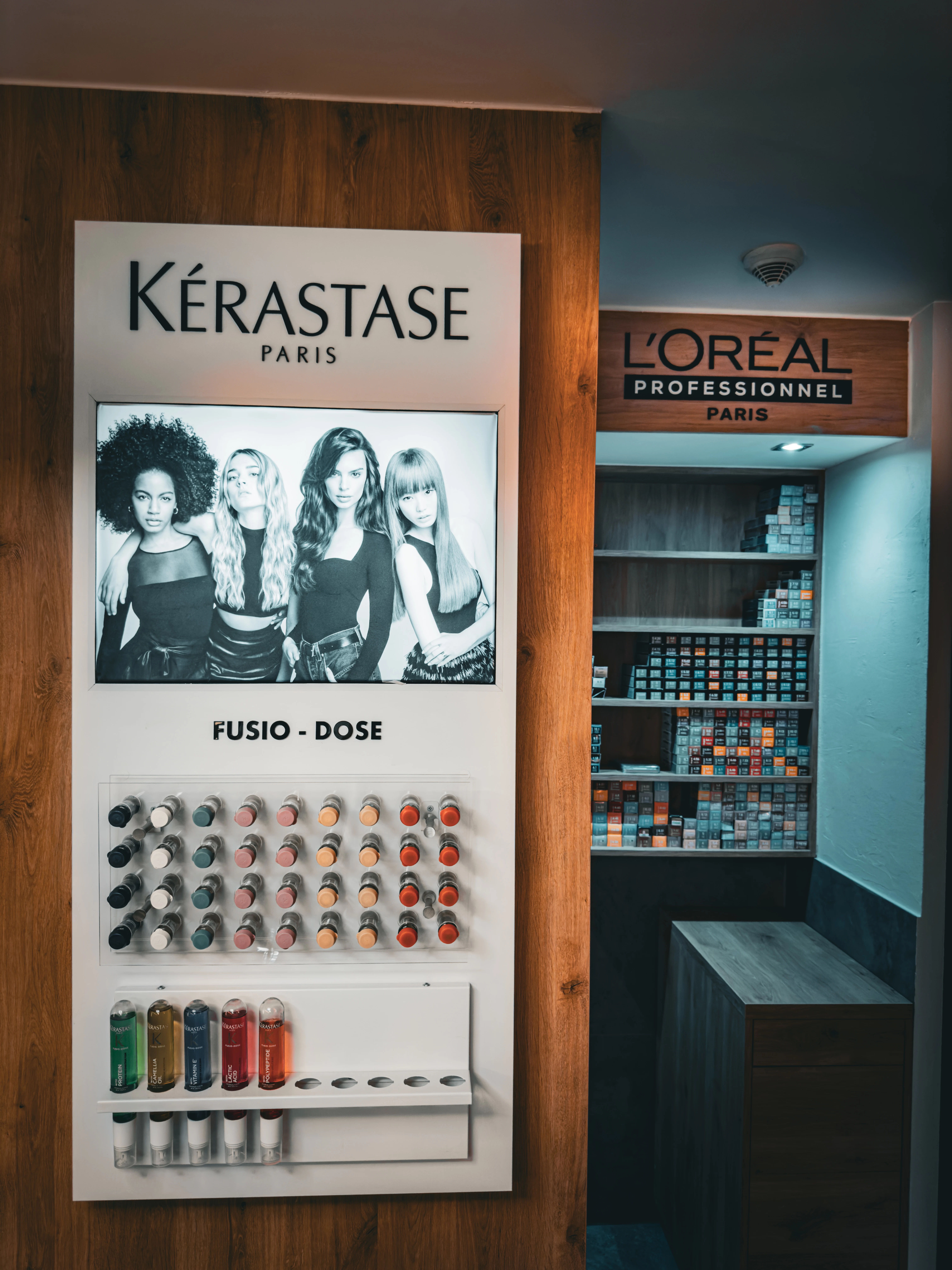 Zbliżenie na półkę z kosmetykami marki L'Oréal i Kerastase